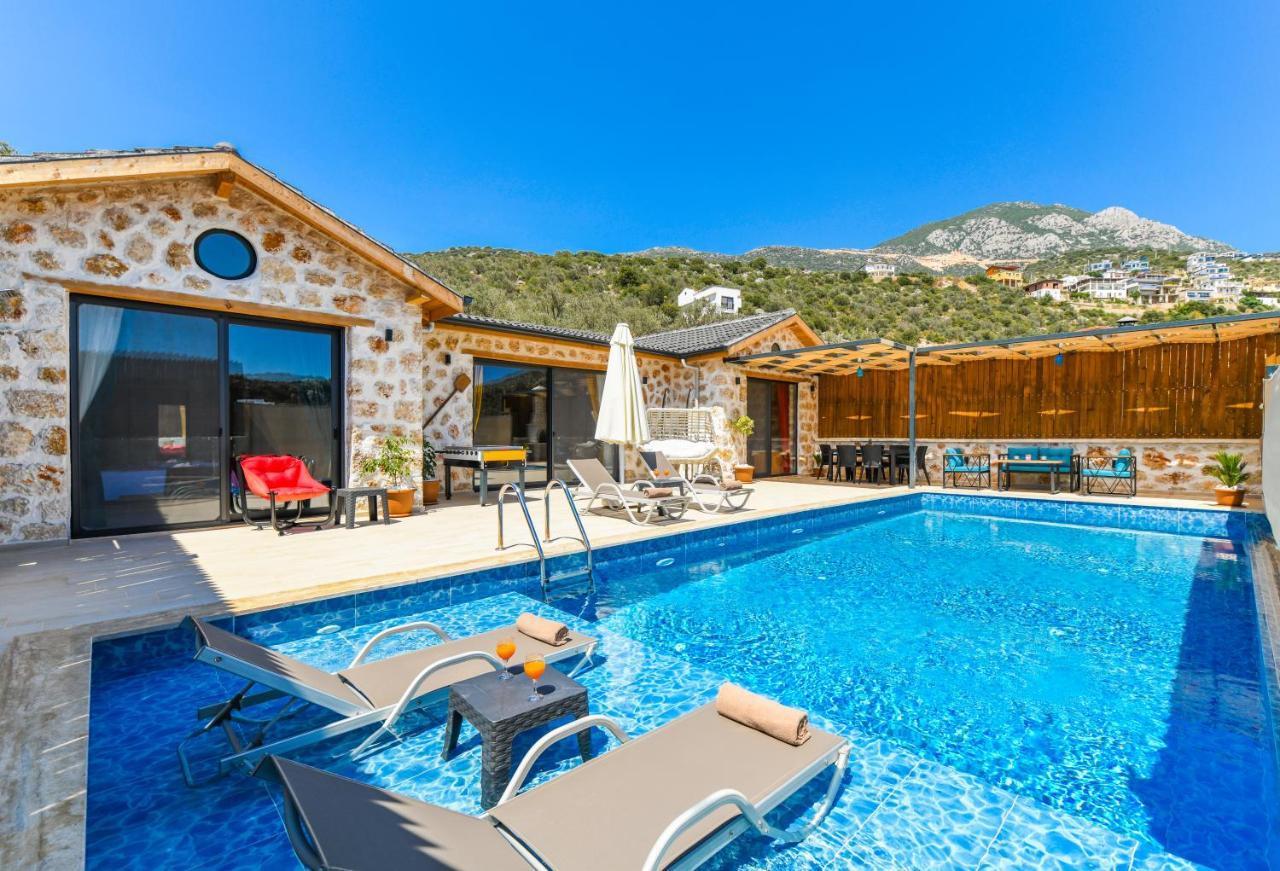 Havuzu Dışarıdan Görünmeyen Jakuzili özel Havuzlu Lüks Villa Kalkan